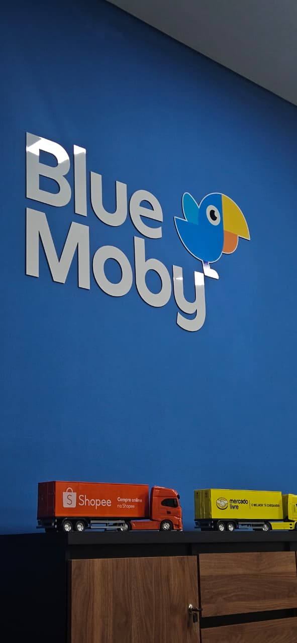 Logo Blue Moby e miniaturas de caminhões no escritório